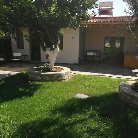 με κήπο στην άβυθο, αιγίου Apartamento Rodhodháfni
