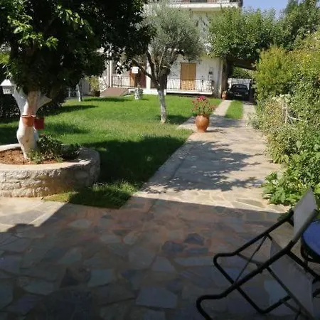 Apartamento με κήπο στην άβυθο, αιγίου *