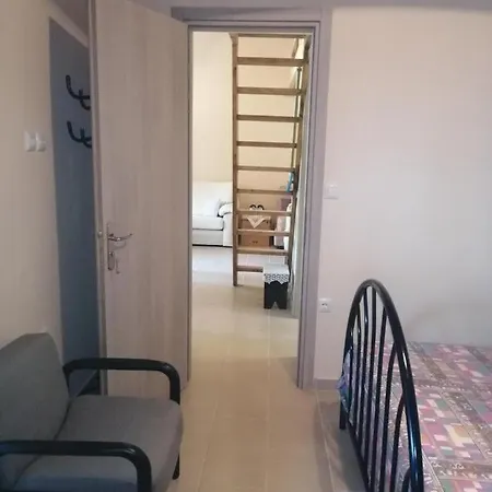 Apartamento με κήπο στην άβυθο, αιγίου