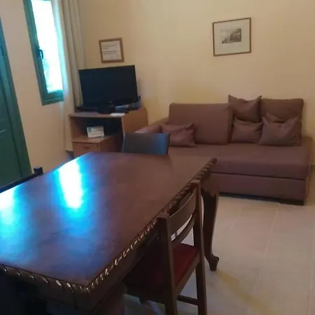 με κήπο στην άβυθο, αιγίου Apartamento