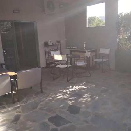 Apartamento με κήπο στην άβυθο, αιγίου Rodhodháfni